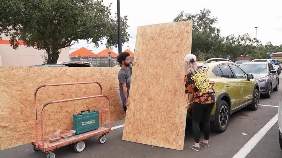 Moradores da área da Baía de Tampa, Flórida, EUA, correm para conseguir suprimentos de última hora antes da chegada do furacão Milton • Reuters