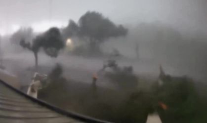 Vídeo: Tornado arranca copas de árvores em município na Flórida