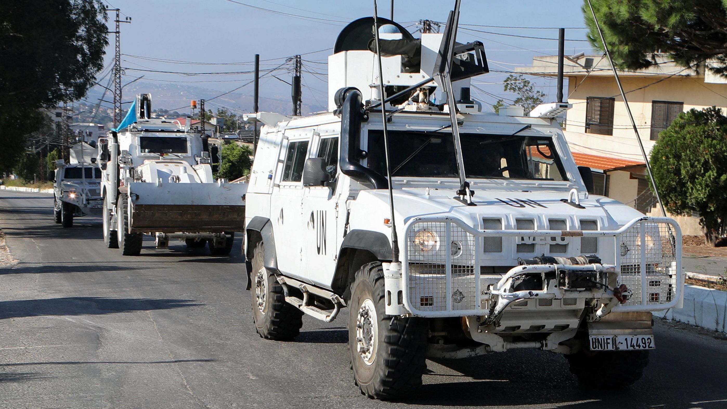 Veículos da Unifil são vistos em Marjayoun, no Líbano, perto da fronteira com Israel