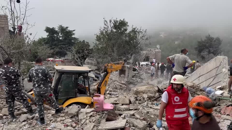 Equipes de resgate procuram sobreviventes após ataque israelense na cidade de Aitou, no norte do Líbano