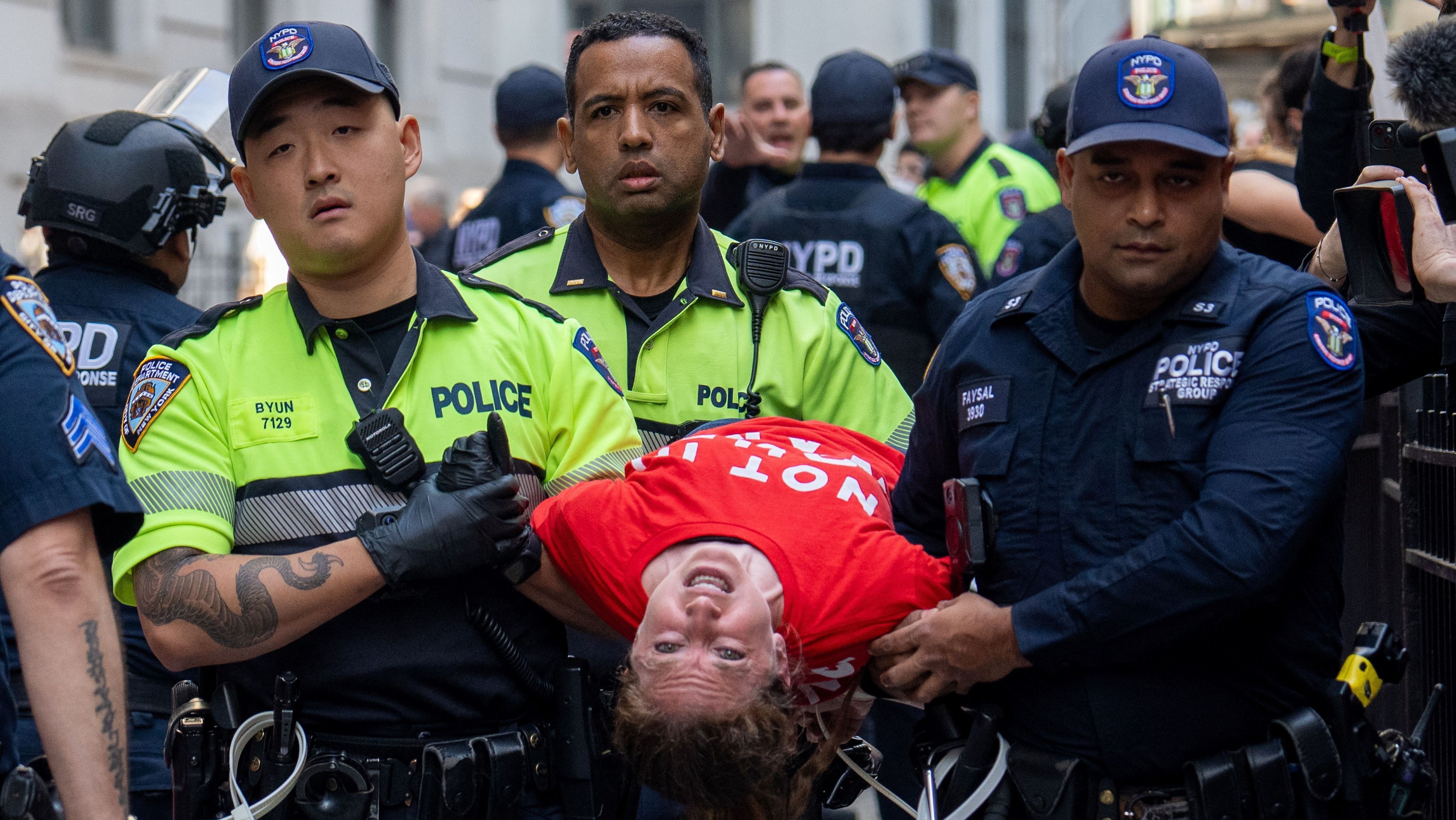 Policiais prendem manifestante pró-Palestina em frente à Bolsa de Valores de Nova York