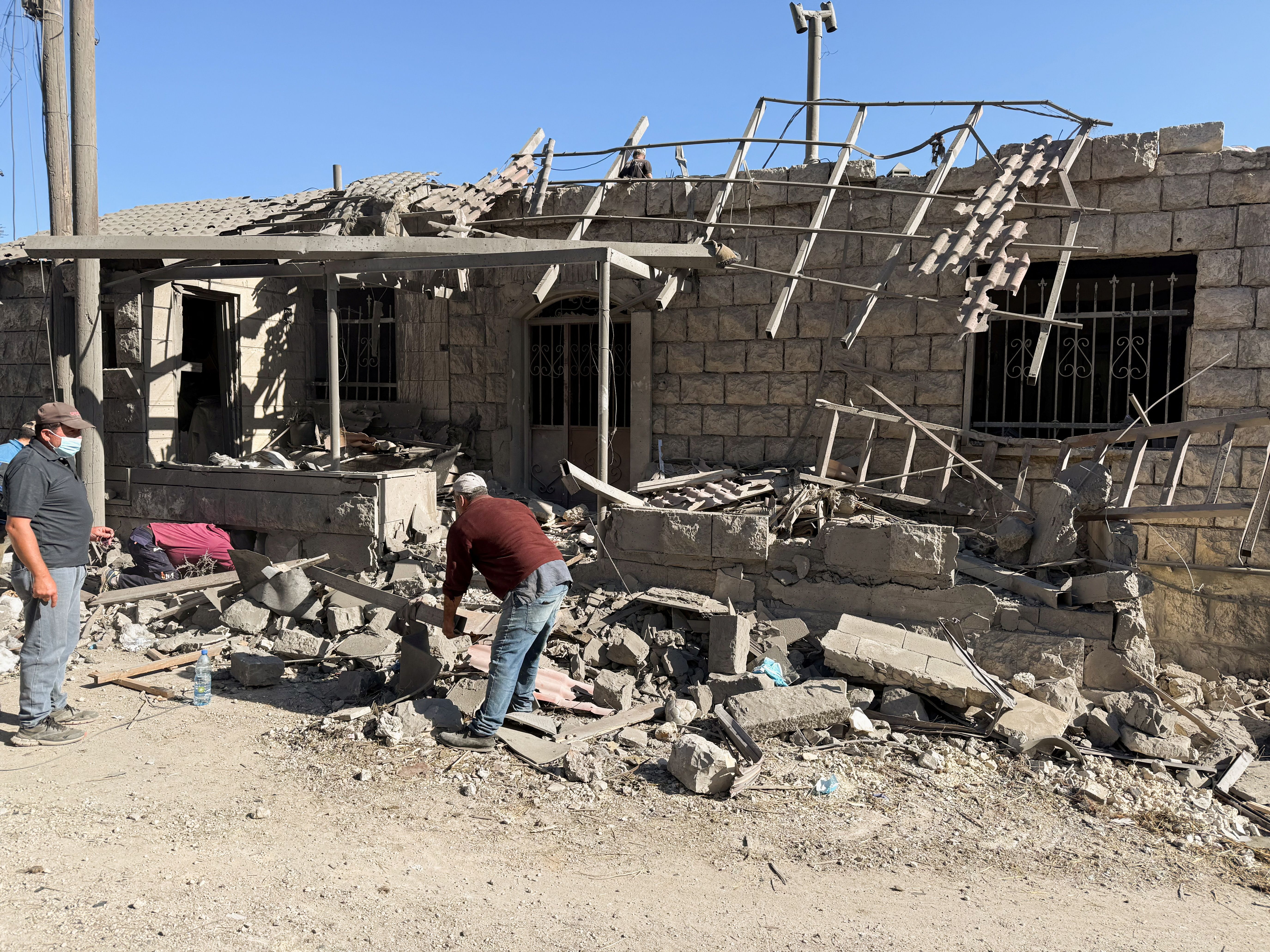 Equipes de resgate trabalham nos escombros após ataque de Israel em Aitou, uma cidade de maioria cristã no Líbano