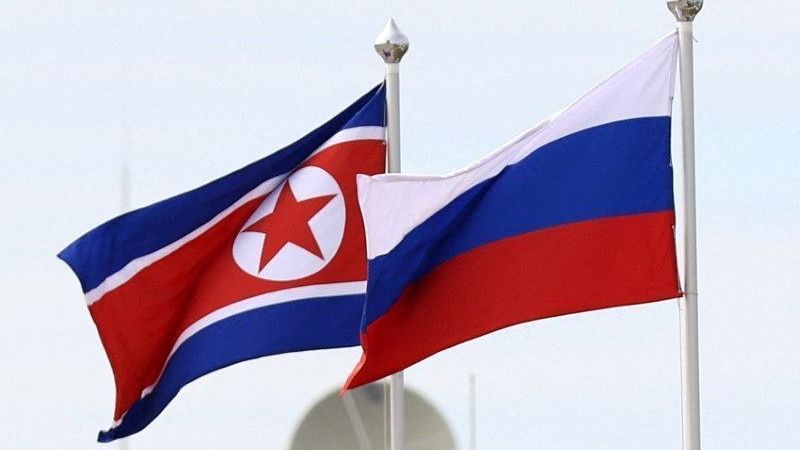 Bandeiras russa e norte-coreana hasteadas no extremo leste da região de Amur, Rússia
