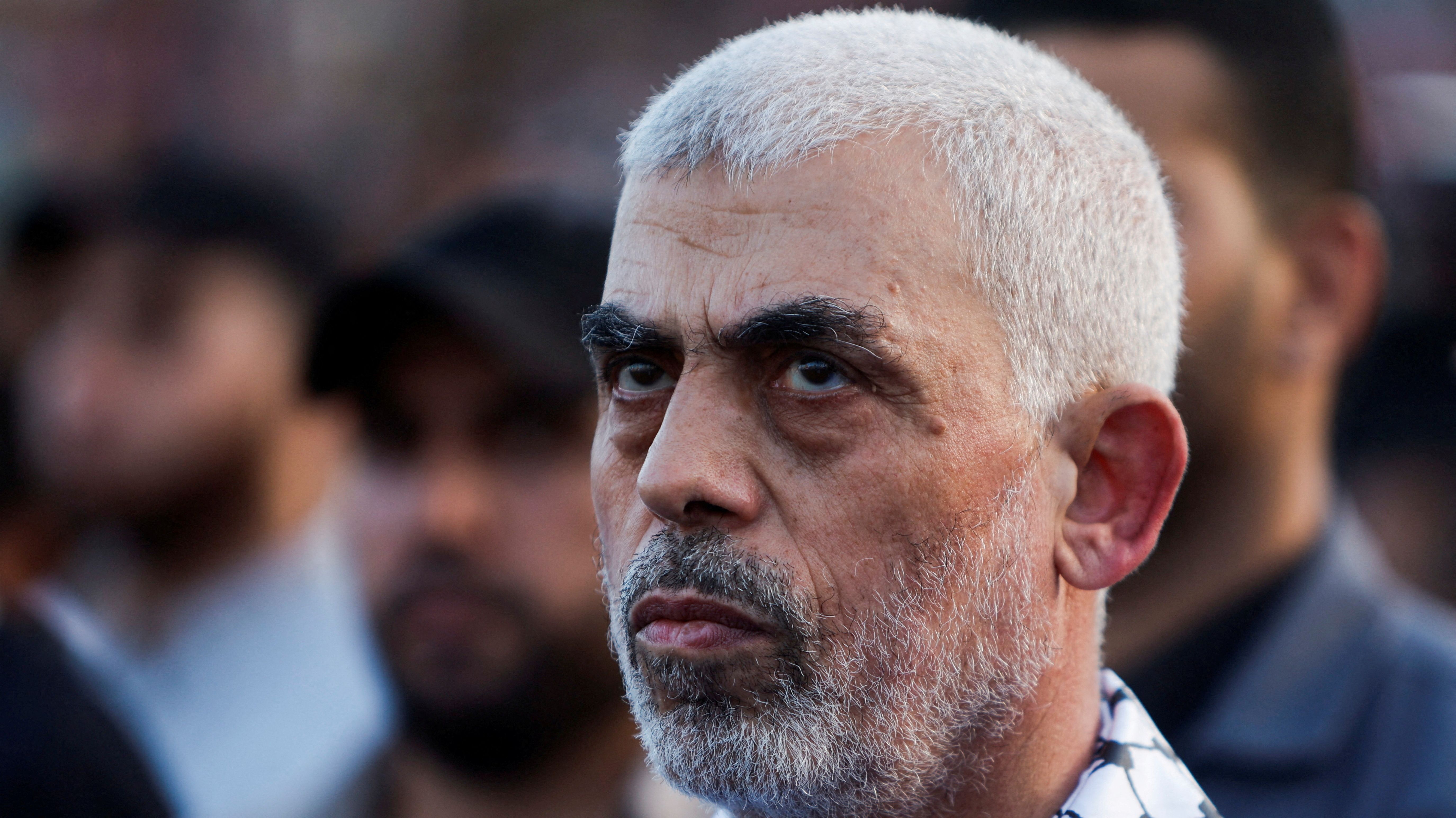 O líder do Hamas, Yahya Sinwar, observa apoiadores palestinos do Hamas em manifestação contra Israel na Cidade de Gaza