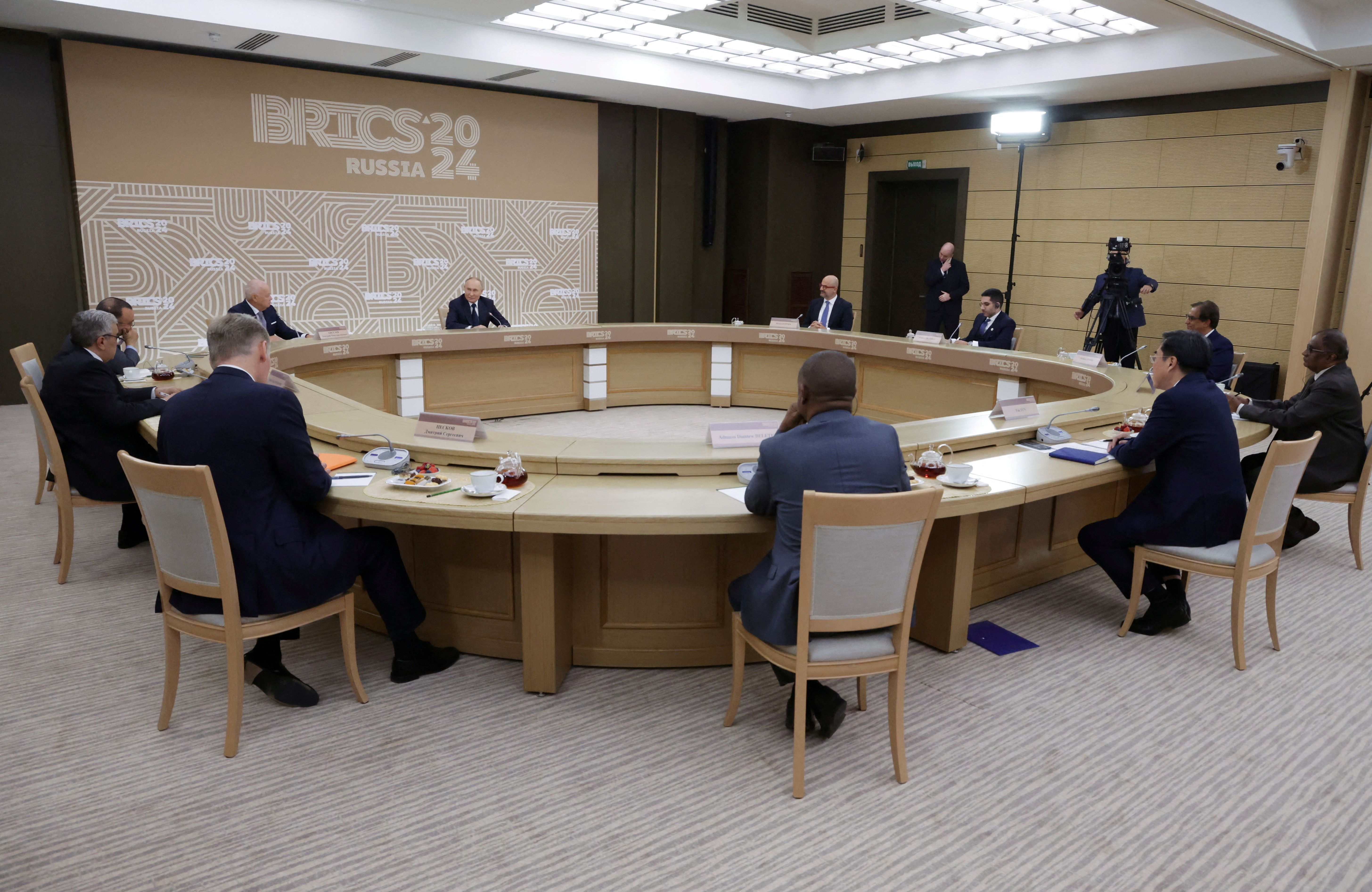 Presidente da Rússia, Vladimir Putin, dá entrevista a representantes de veículos de imprensa de países dos Brics, na Região de Moscou, Rússia