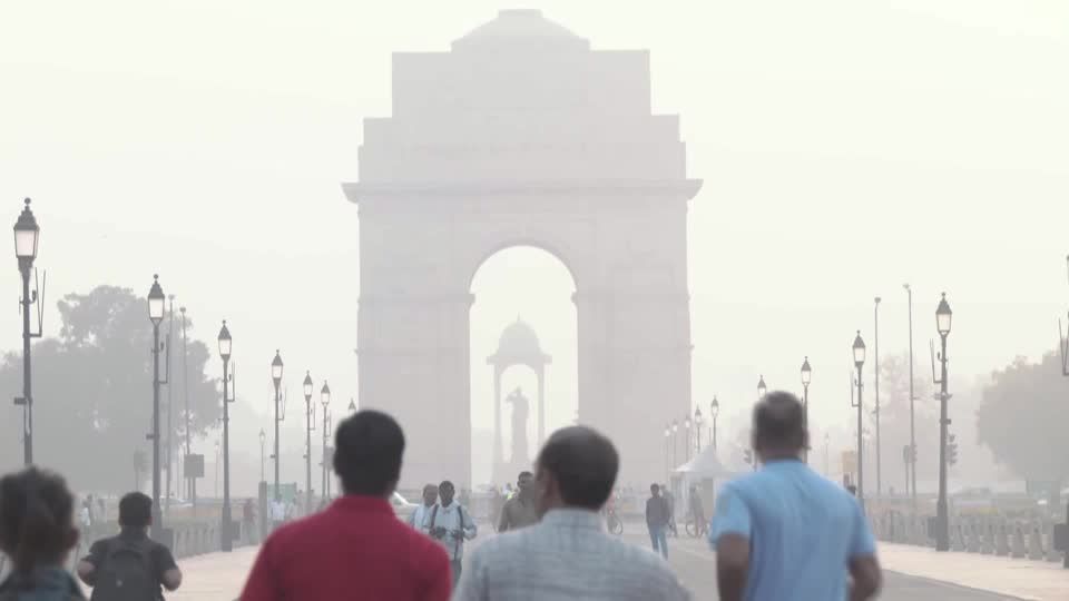 New Delhi residents concerned as hazardous smog shrouds the city ahead of winter