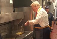 Vídeo: Trump frita batatas no McDonald's em agenda de campanha