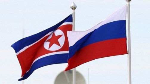 Bandeiras da Rússia e da Coreia do Norte.