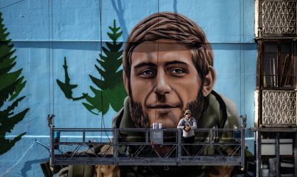 Artista ucraniano enfeita prédios de Kiev com imagens de soldados mortos