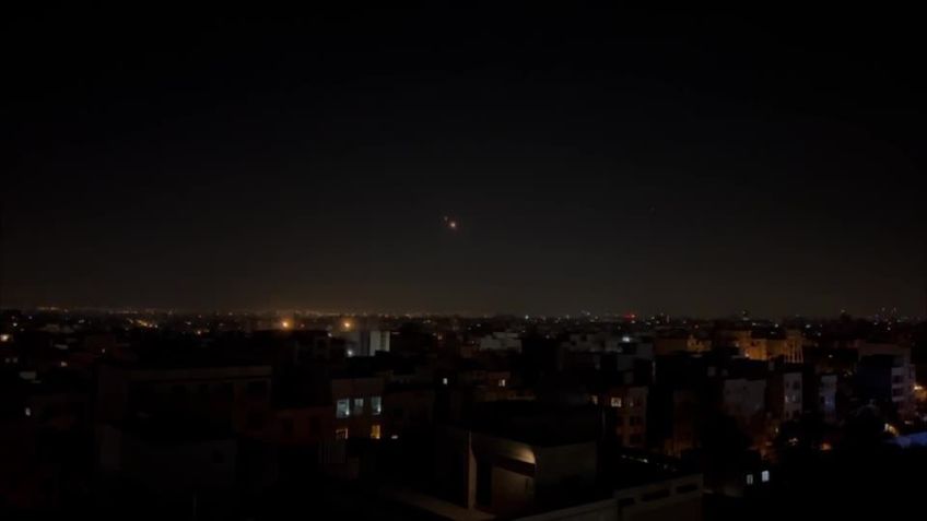 Sistema de defesa aérea vistos no céu noturno de Teerã • WANA