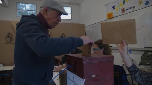 Idoso vota em Montevidéu, no Uruguai, durante eleição presidencial
