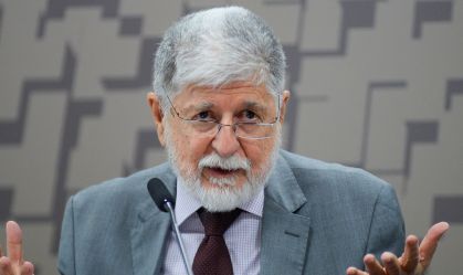 Ameaça ao Brics: EUA tarifar Brasil seria "tiro no pé", diz Amorim à CNN