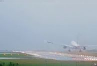 Vídeo: Tufão Kong-rey atrapalha funcionamento de aeroporto em Taiwan