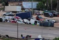 Vídeo mostra carros amontoados após enchentes na Espanha