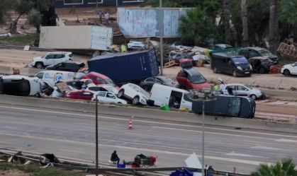 Vídeo mostra carros amontoados após enchentes na Espanha
