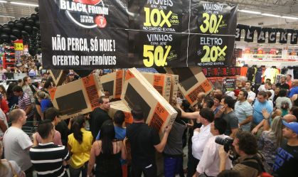 Consumidores preferem dinheiro e Pix para compras de Black Friday, diz pesquisa