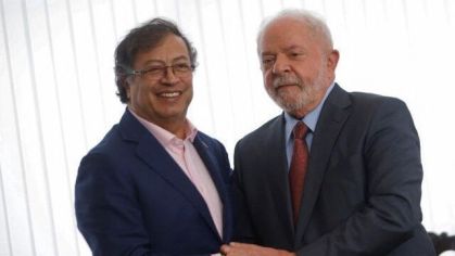 O presidente do Brasil, Luiz Inácio Lula da Silva, dá as mãos ao presidente da Colômbia, Gustavo Petro, durante uma reunião bilateral no Palácio do Itamaraty, em Brasília, Brasil, 2 de janeiro de 2023