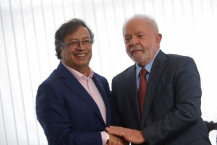 O presidente do Brasil, Luiz Inácio Lula da Silva, dá as mãos ao presidente da Colômbia, Gustavo Petro, durante uma reunião bilateral no Palácio do Itamaraty, em Brasília, Brasil, 2 de janeiro de 2023