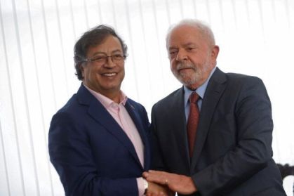 O presidente do Brasil, Luiz Inácio Lula da Silva, dá as mãos ao presidente da Colômbia, Gustavo Petro, durante uma reunião bilateral no Palácio do Itamaraty, em Brasília, Brasil, 2 de janeiro de 2023
