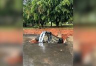 Carro é engolido por cratera provocada por chuva em Brasília
