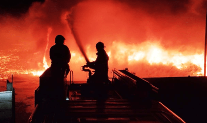 Incêndio de grandes proporções atinge fábrica de plástico em MT; veja vídeos