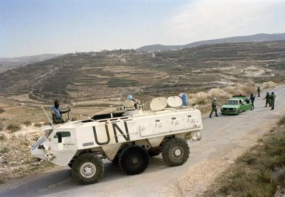 Soldados da missão de paz da ONU no Líbano, Unifil, em um posto de controle em 24 de novembro de 1990.