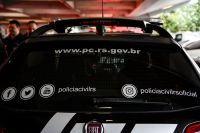 Motorista atropela argentina e anda com corpo pendurado ao carro no RS