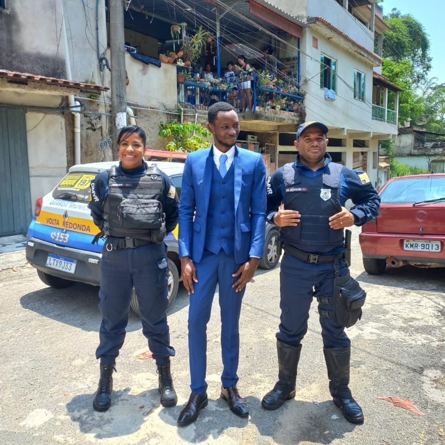 Noivo nigeriano colidiu com outro veículo e recebeu ajuda de guardas civis para chegar em seu casamento • Divulgação – Secom/PMVR
