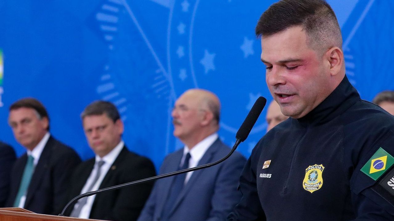O então diretor da PRF Silvinei Vasques durante discurso no Planalto, sendo observado pelo então presidente Jair Bolsonaro (à esquerda)