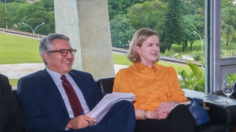 Ministro das Relações Institucionais, Alexandre Padilha, e a presidente nacional do PT, deputada federal Gleisi Hoffmann, em reunião no Planalto
