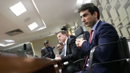 O presidente da Comissão de Assuntos Econômicos do Senado, Vanderlan Cardoso (centro), e o indicado a presidente do Banco Central, Gabriel Galípolo, em sessão da comissão