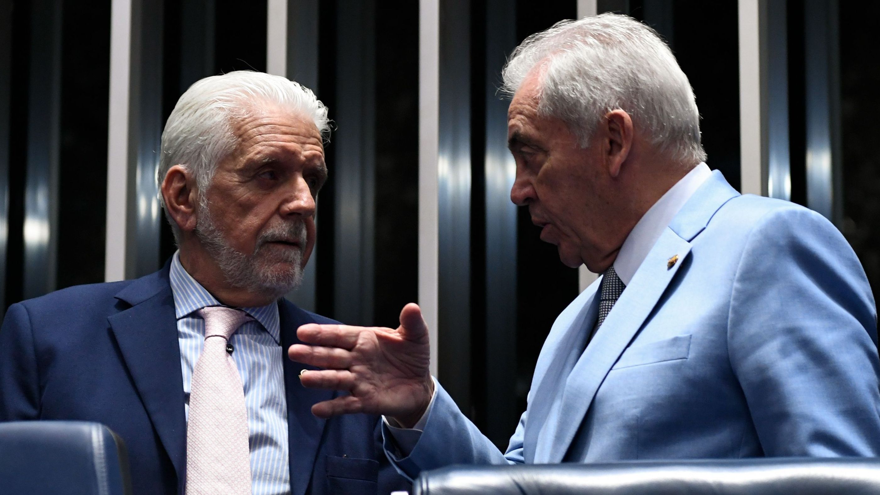 Da esquerda para a direita, os senadores Jaques Wagner (PT-BA) e Otto Alencar (PSD-BA) no plenário do Senado