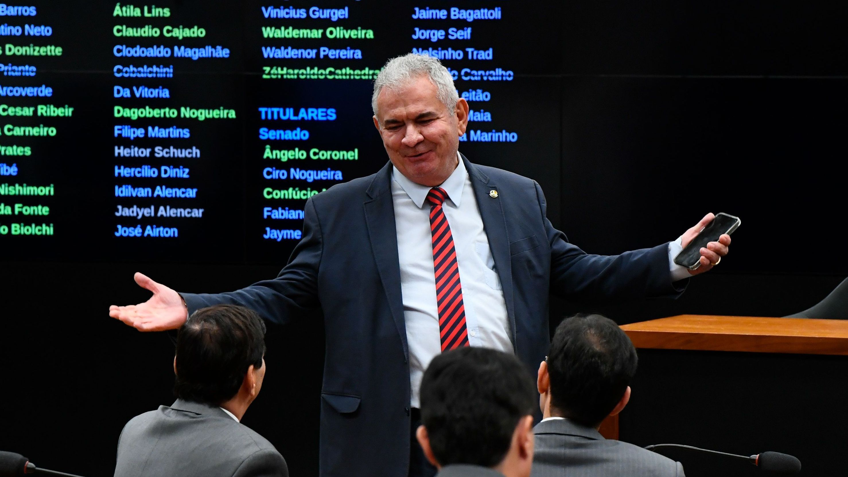 O senador Angelo Coronel (PSD-BA) em sessão da Comissão Mista do Orçamento, no Senado