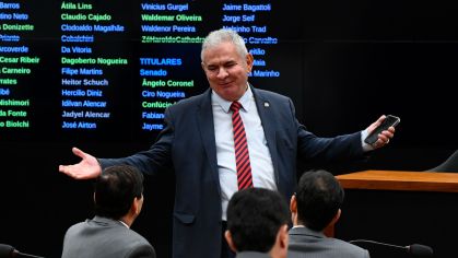 O senador Angelo Coronel (PSD-BA) em sessão da Comissão Mista do Orçamento, no Senado