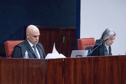 Os ministros do STF Alexandre de Moraes e Cármen Lúcia durante sessão da Primeira Turma