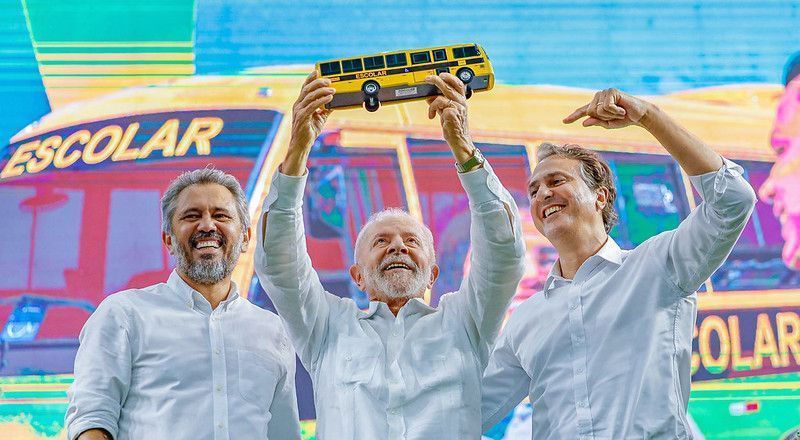 Presidente da República, Luiz Inácio Lula da Silva, durante cerimônia de entrega de novos ônibus escolares do Ministério da Educação para municípios do Ceará no Centro de Eventos do Ceará – Fortaleza. Fortaleza - CE