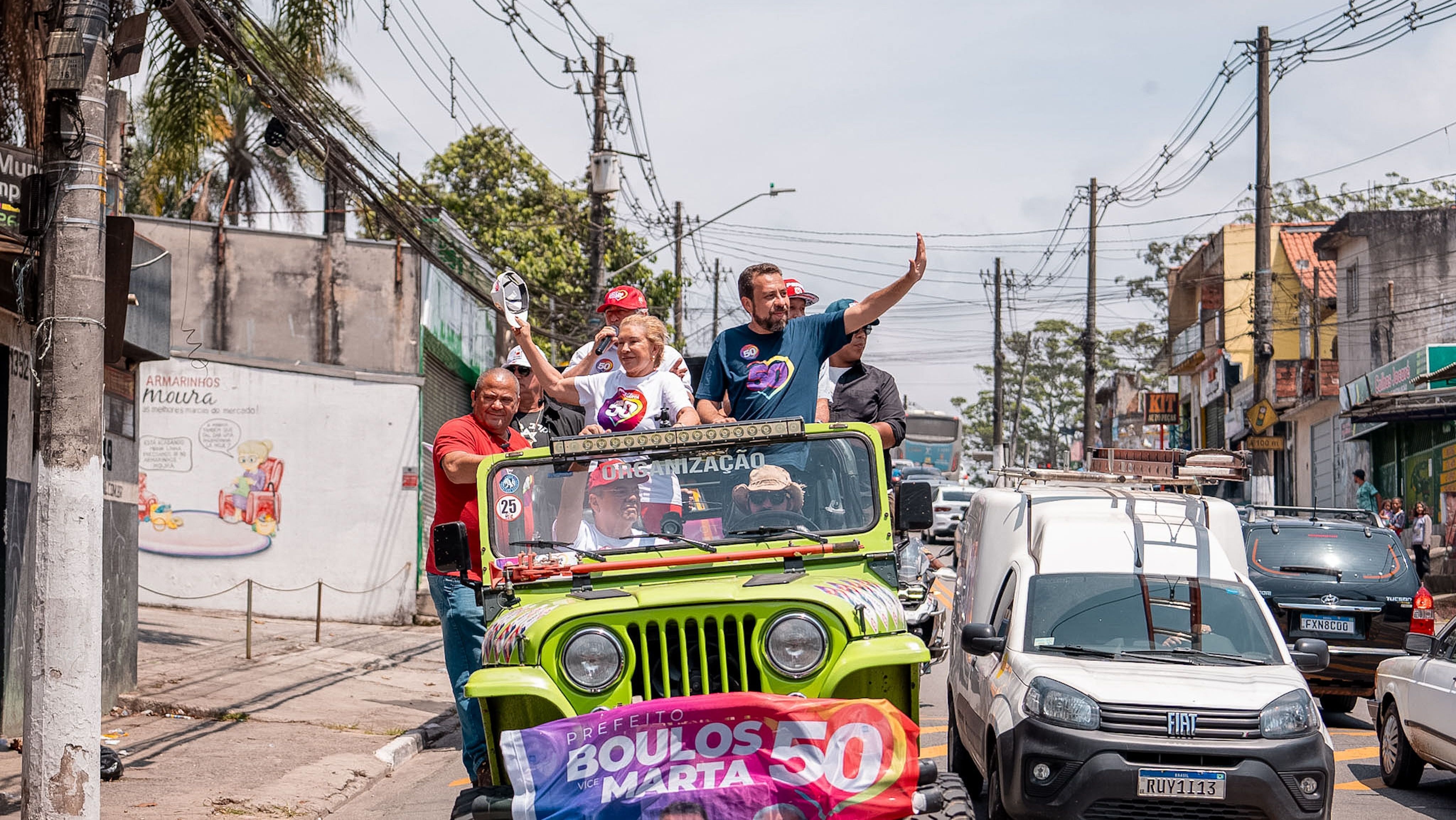 Boulos durante campanha eleitoral neste domingo (13) • Leandro Paiva/Campanha Guilherme Boulos