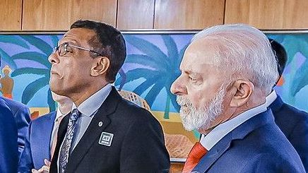 Otoni de Paula (MDB-RJ) em cerimônia com o presidente Lula no Planalto