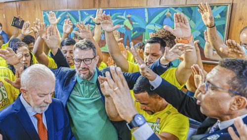 Otoni de Paula (à direita) durante cerimônia com o presidente Lula (à esquerda) em Brasília