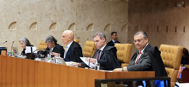 Da esquerda para a direita, os ministros do STF Cármen Lúcia, Luiz Fux, Alexandre de Moraes, André Mendonça e Flávio Dino em sessão plenária da Corte