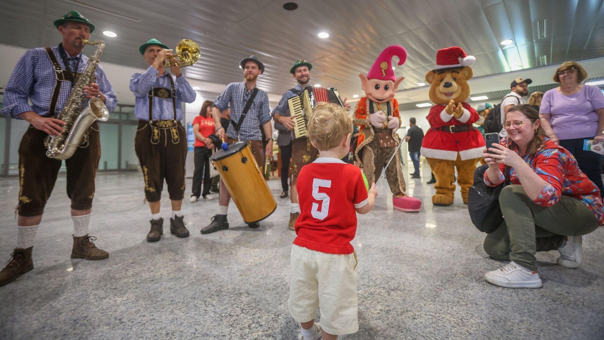 Festa no saguão do aeroporto Salgado Filho, em Porto Alegre, após reabertura do terminal