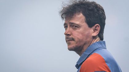 Fernando Diniz em meio à forte fumaça no Mineirão antes de Cruzeiro x Lanús pela semifinal da Sul-Americana