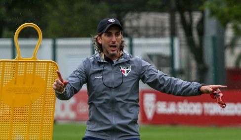 Zubeldía durante treinamento no CT da Barra Funda
