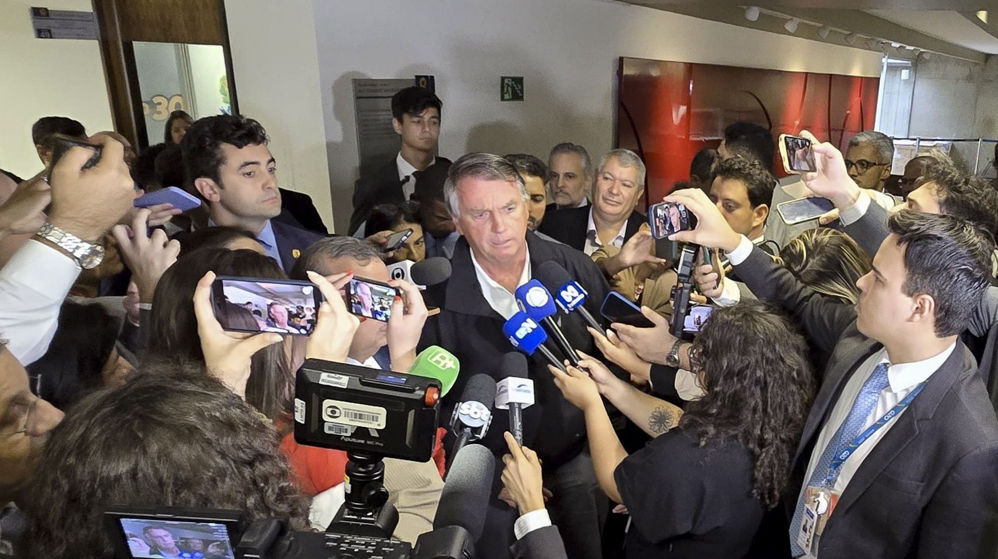 Ex-presidente Jair Bolsonaro concede entrevista após reunião com senadores. Foto: Pedro França/Agência Senado