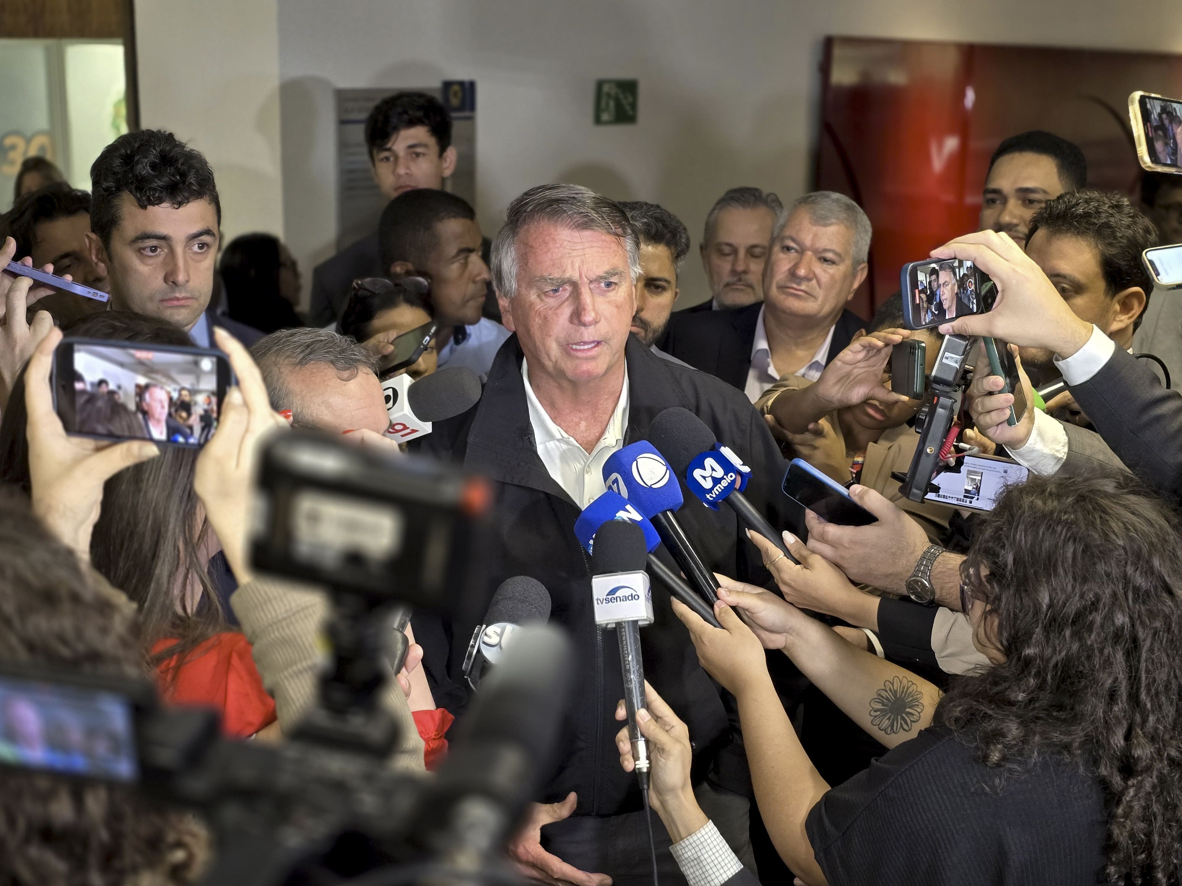 Ex-presidente Jair Bolsonaro concede entrevista após reunião com senadores.