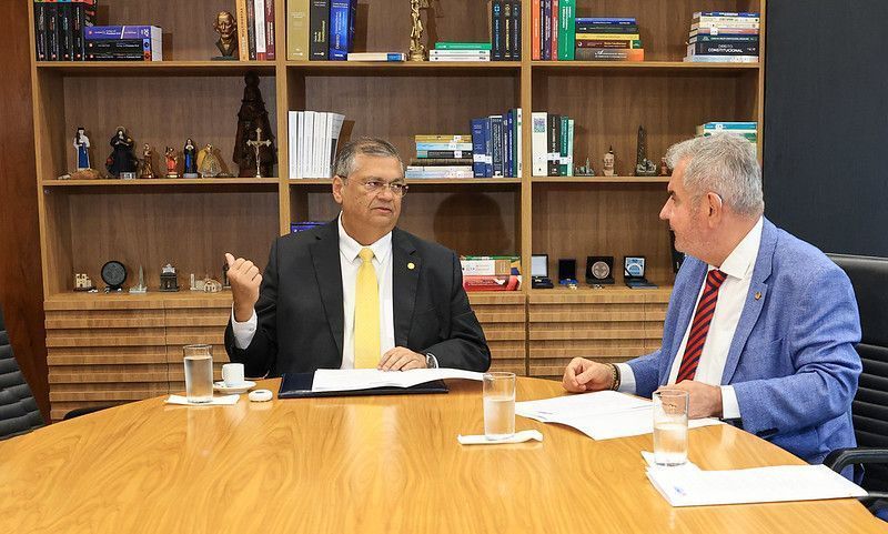 Ministro Flávio Dino (à esquerda) recebe em audiência o Senador Angelo Coronel, autor de Projeto de Lei Complementar sobre Emendas Parlamentares.