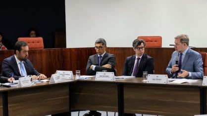 Cláudio Castro (à esquerda) esteve em audiência de conciliação no STF sobre a dívida do Rio de Janeiro com o ministro Dias Toffoli