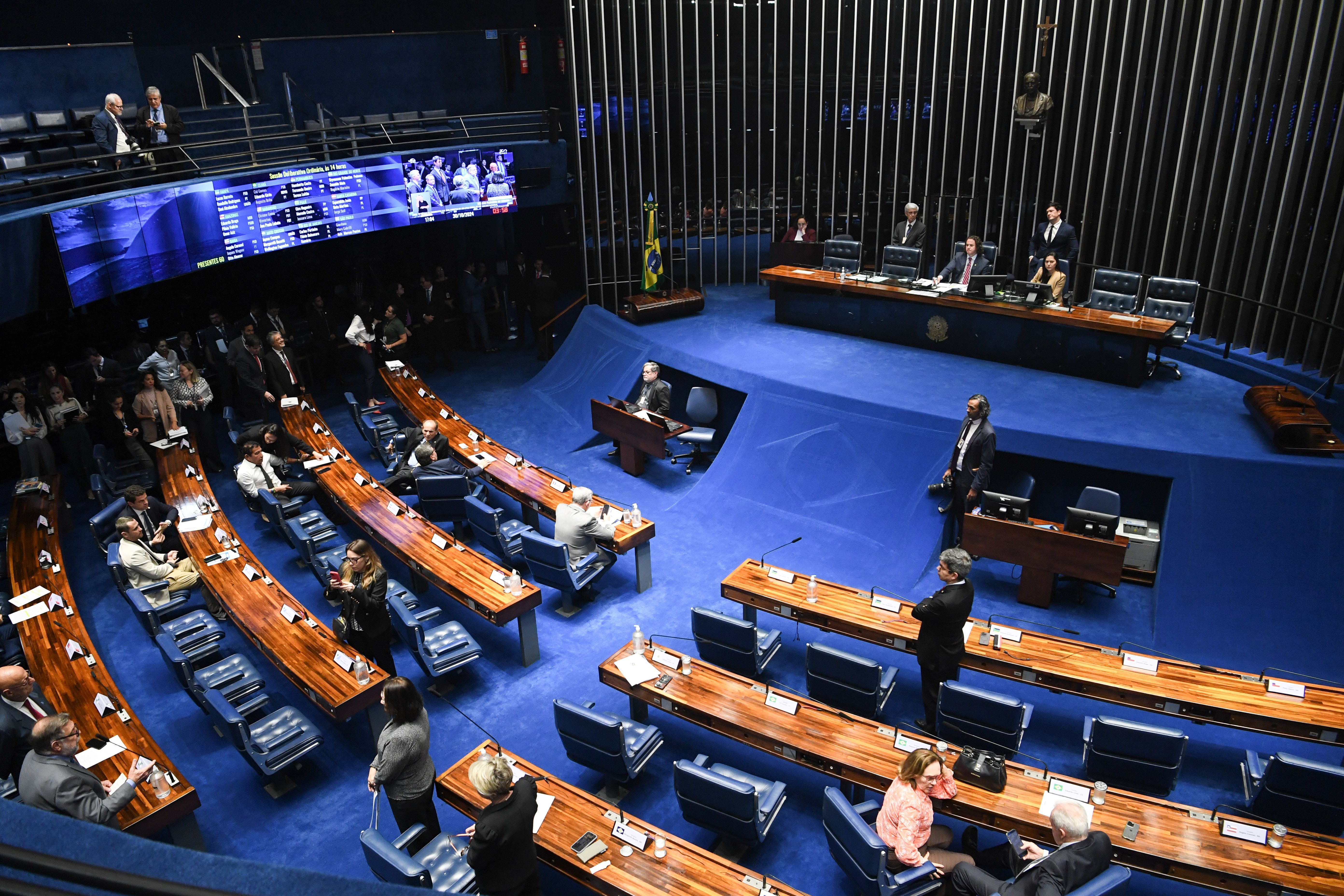 Plenário do Senado Federal durante sessão deliberativa ordinária. Ordem do dia. Na pauta, o PL 173/2020, que autoriza transferência de capital, a título de contribuição, mediante celebração de convênios entre a União e as Associações de Proteção e Assistência aos Condenados (APACs), em atenção ao disposto no § 6º do art. 12 da Lei nº 4.320, de 17 de março de 1964. Mesa: vice-presidente do Senado Federal, senador Veneziano Vital do Rêgo (MDB-PB); secretária-geral adjunta da Mesa do Senado Federal, Sabrina Silva Nascimento. Foto: Jonas Pereira/Agência Senado