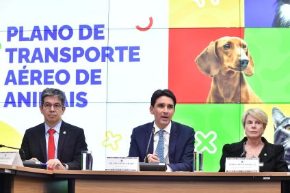 O ministro de Portos e Aeroportos, Silvio Costa Filho (ao centro), em anúncio do Pata