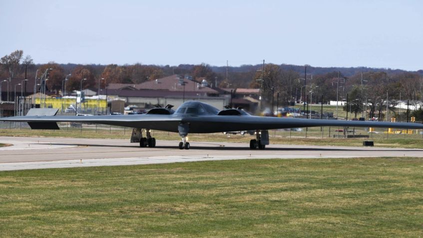 Um bombardeiro furtivo B-2 Spirit taxia para a pista da Base Aérea de Whiteman, no estado americano do Missouri, em 2022 • Aviador de 1ª classe Hailey Farrell/Força Aérea dos EUA/Arquivo